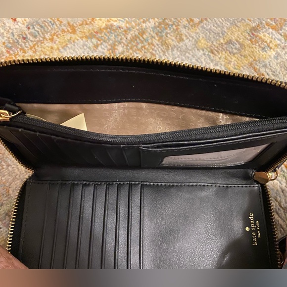 Kate Spade Wristlet with 4 compartments and credit card holder - Picture 4 of 9